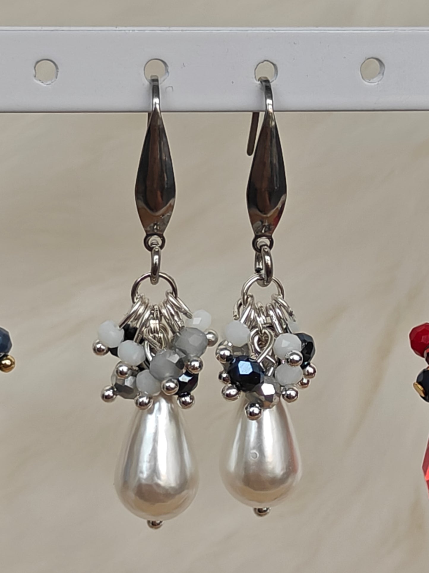 Oorbellen 'Esmeralda' Wit met blauw en zilverkleur