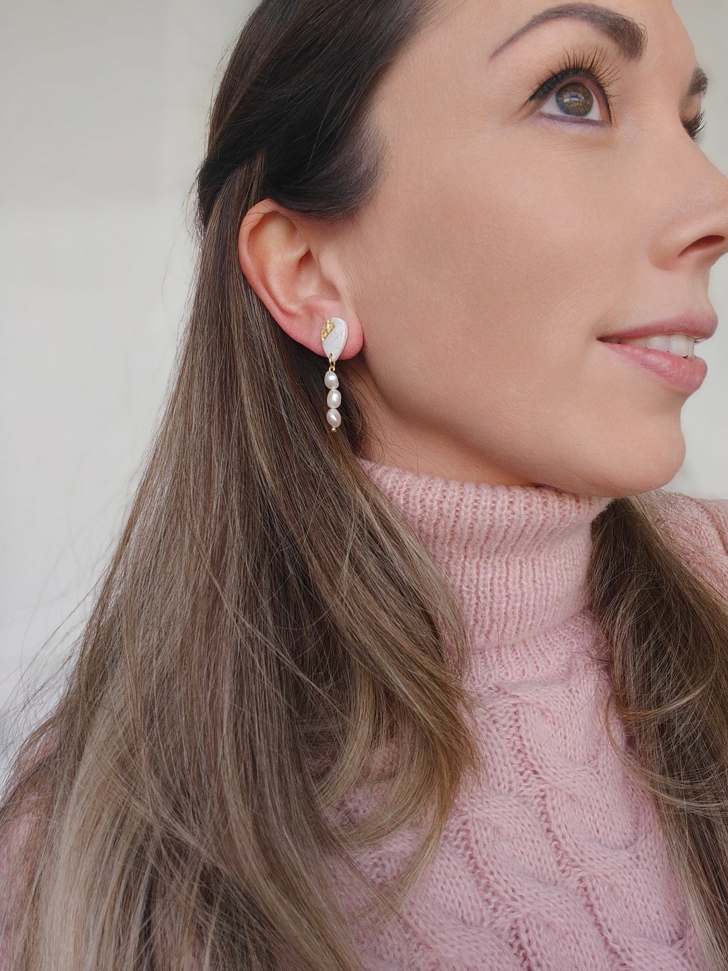 Cyrus oorbellen wit met parelmoerparels