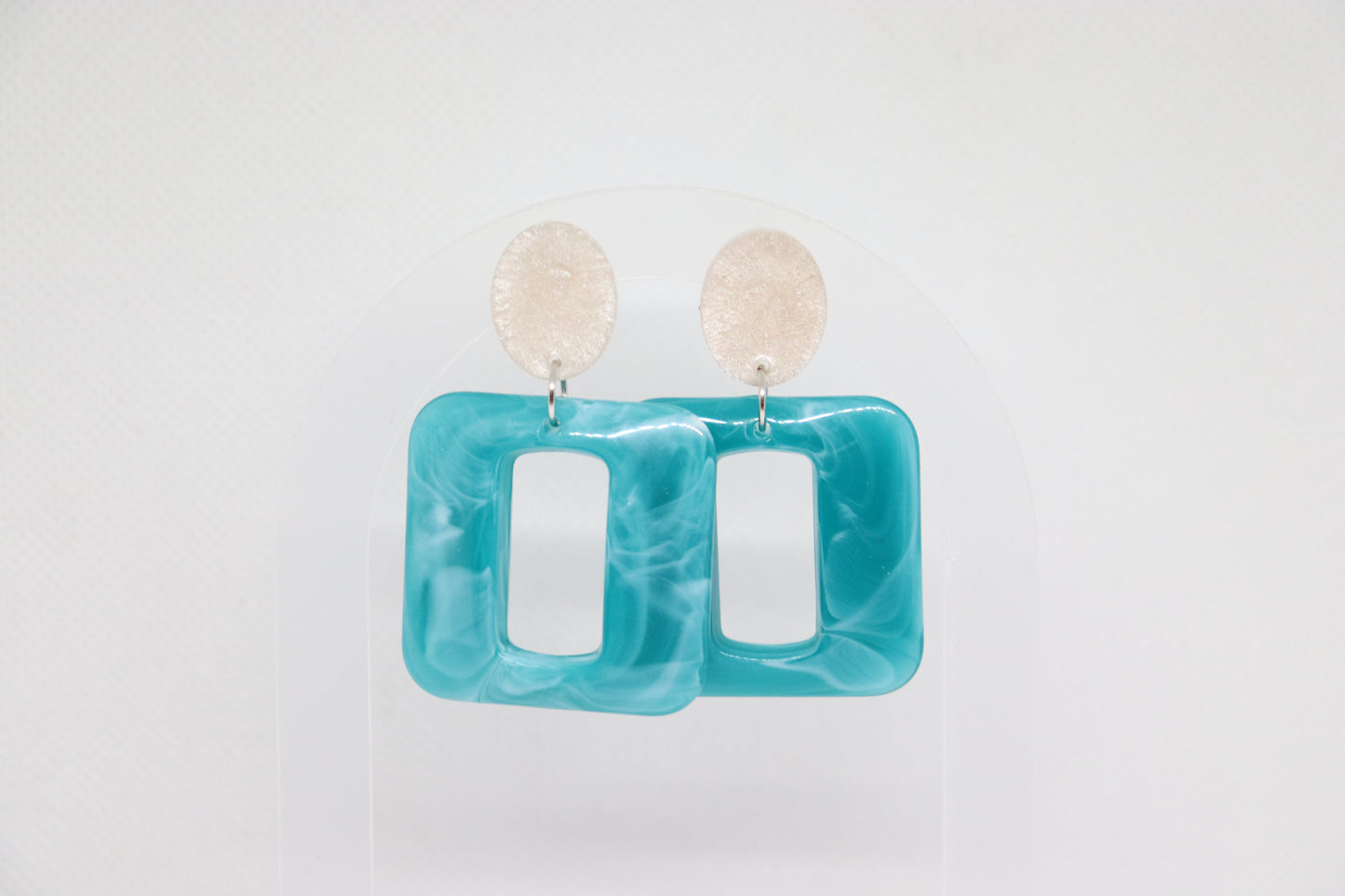 'Lola' vierkante oorbellen ocean white