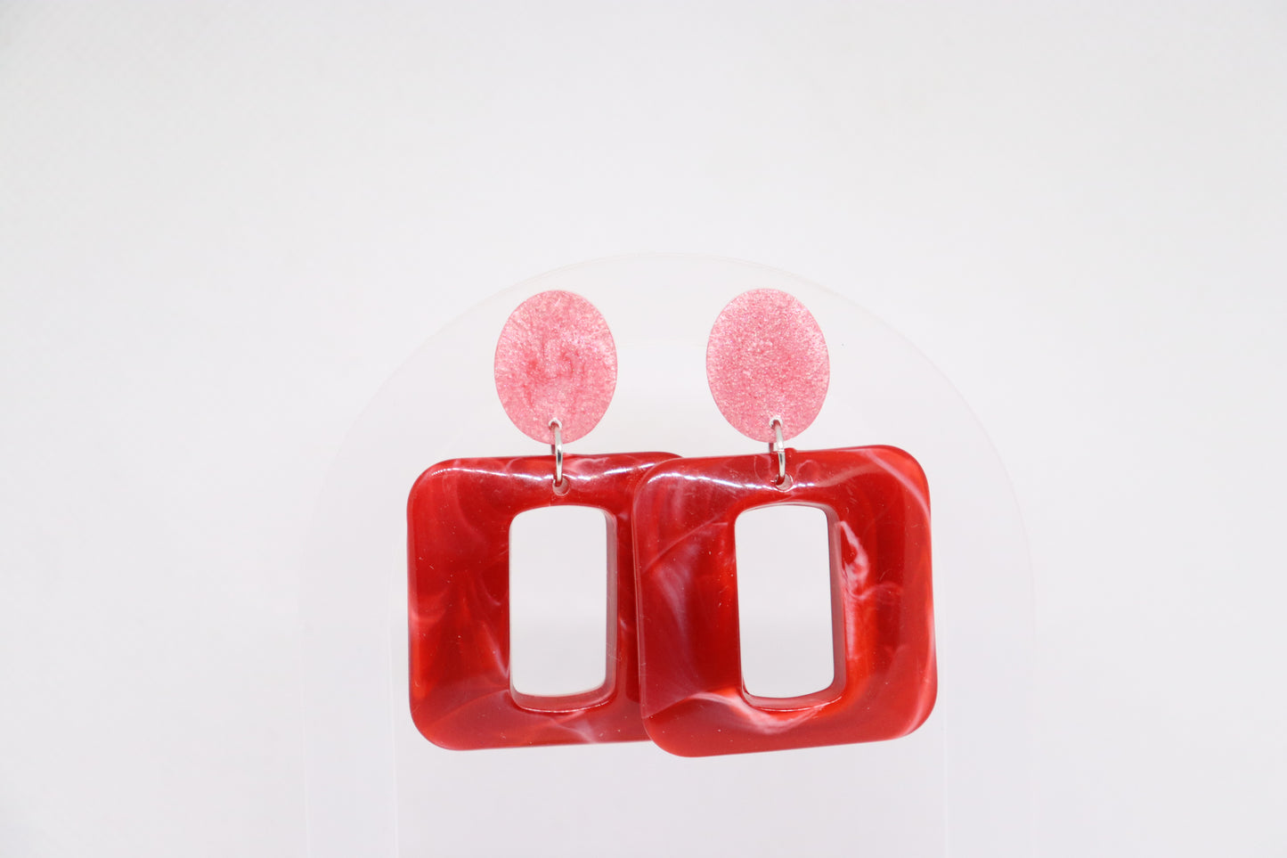 'Lola' vierkante oorbellen red pink