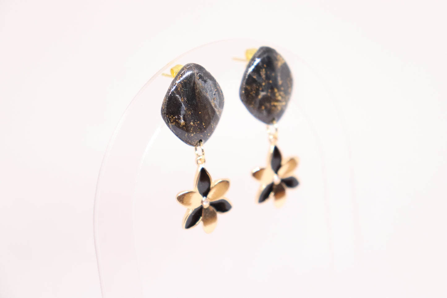 Zwarte oorbellen Gaëlle Flower