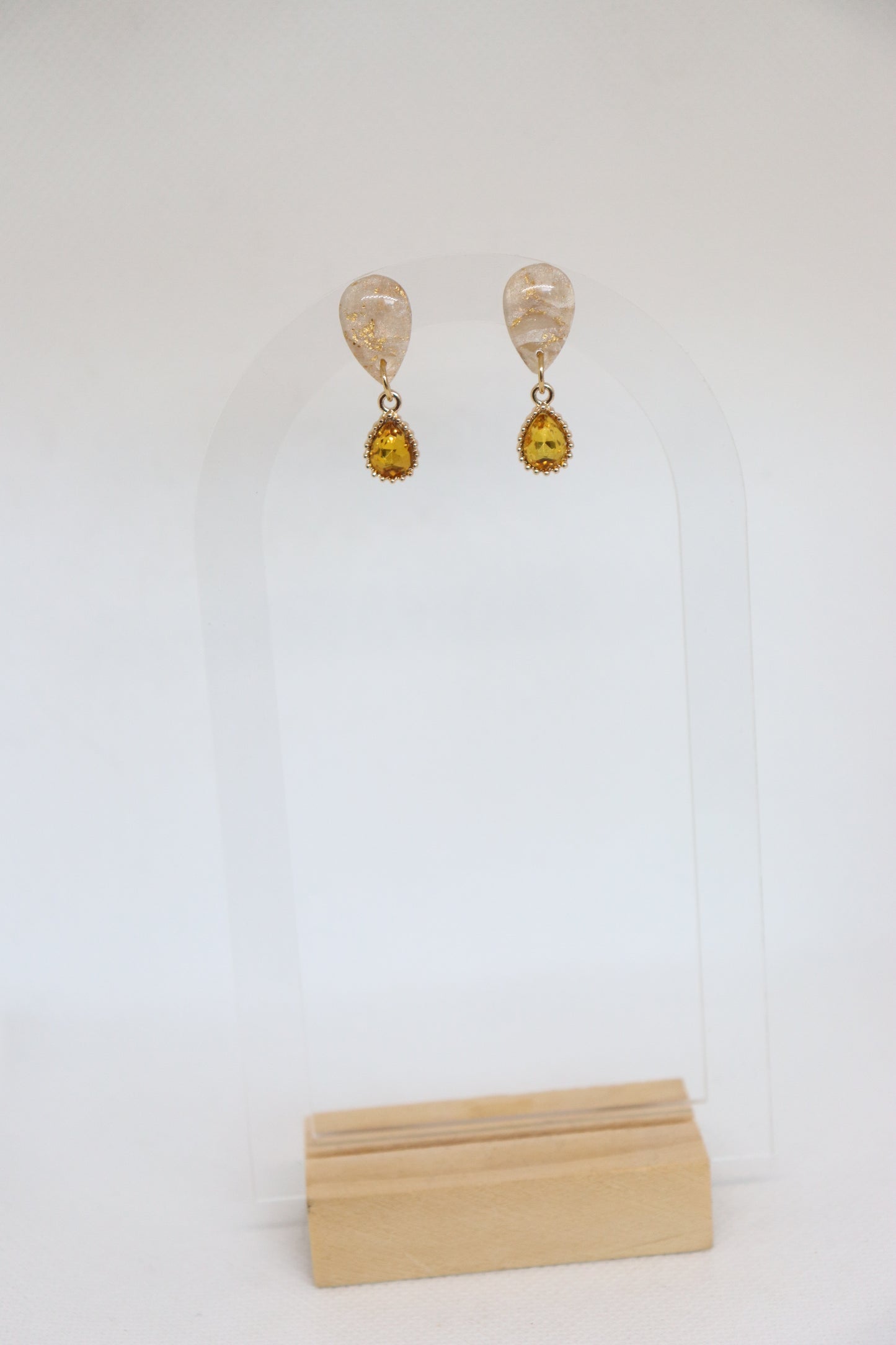 Ruby oorbellen beige