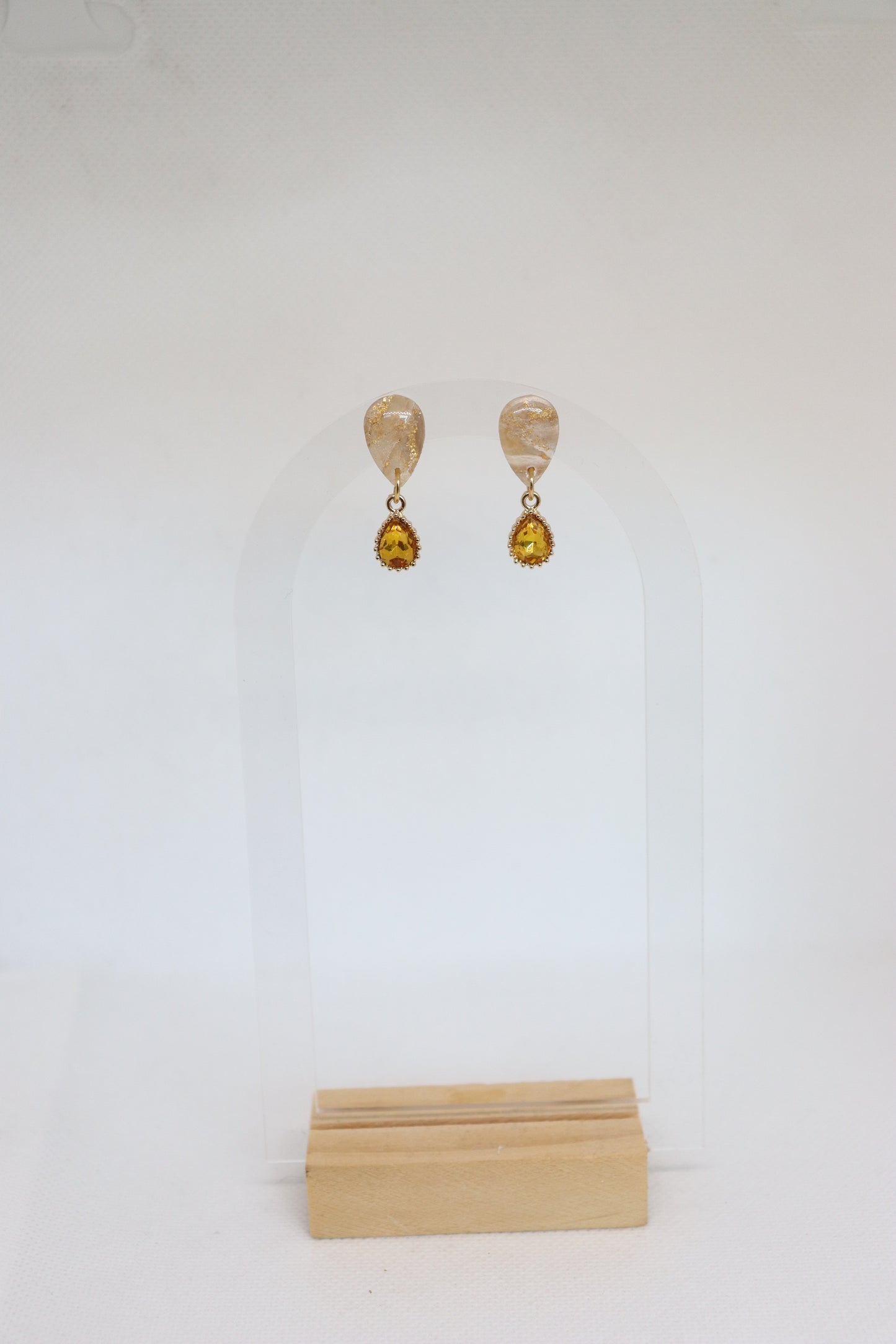 Ruby oorbellen beige