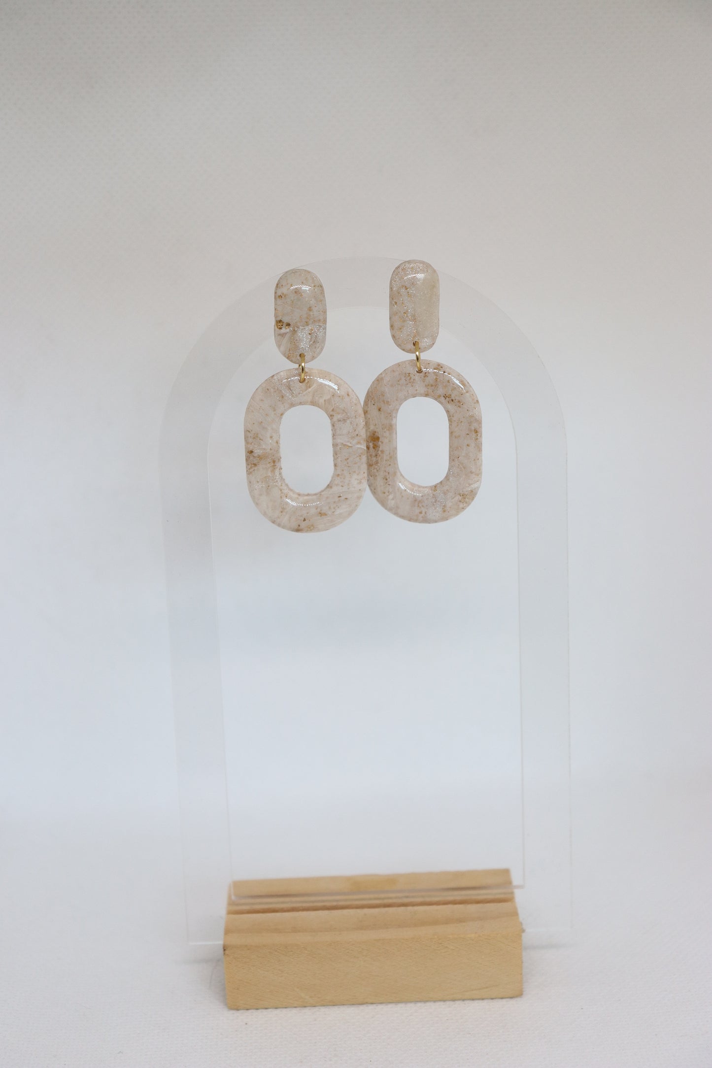 Yasmine oorbellen beige