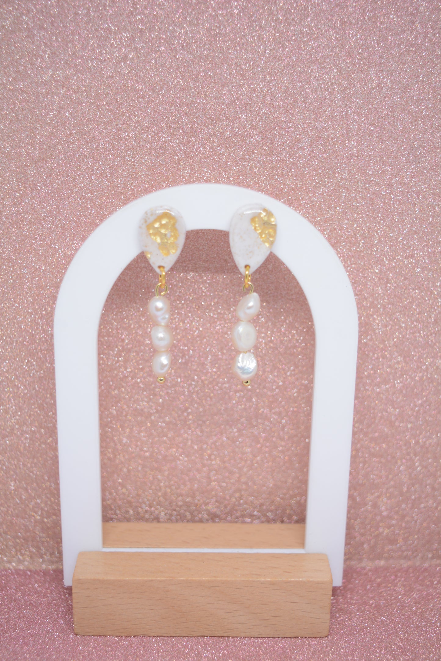 Cyrus oorbellen wit met parelmoerparels