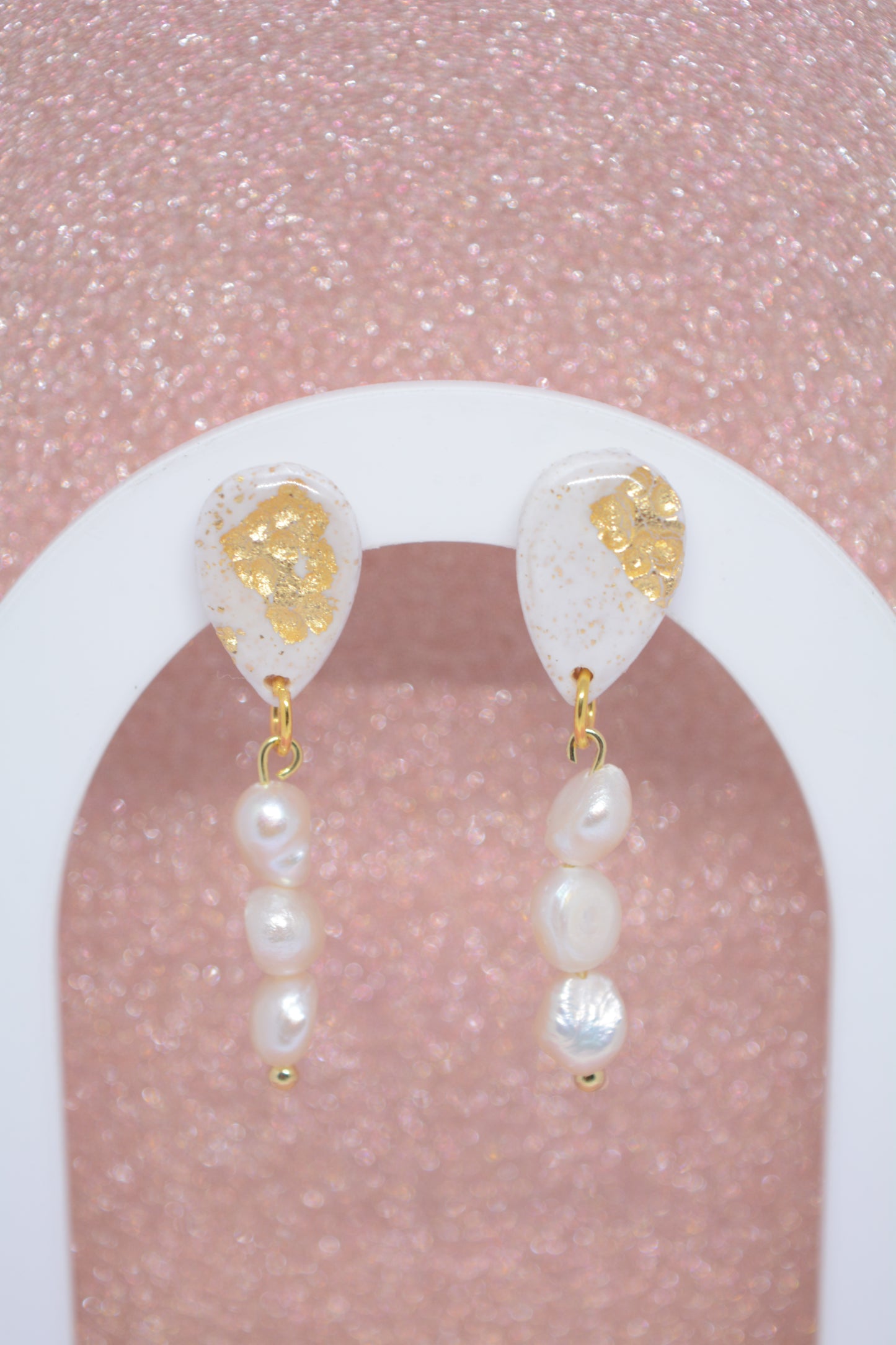 Cyrus oorbellen wit met parelmoerparels
