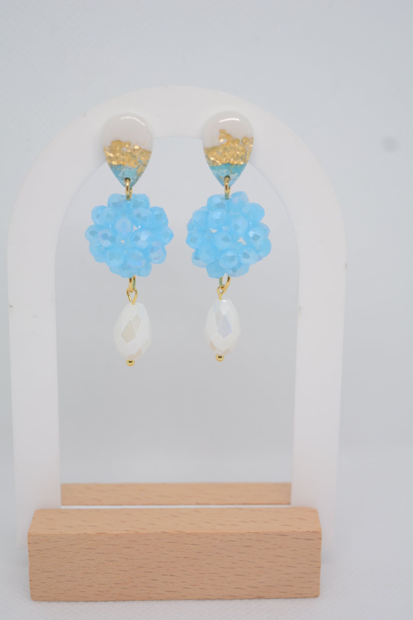 Odette oorbellen blauw met wit en een parel