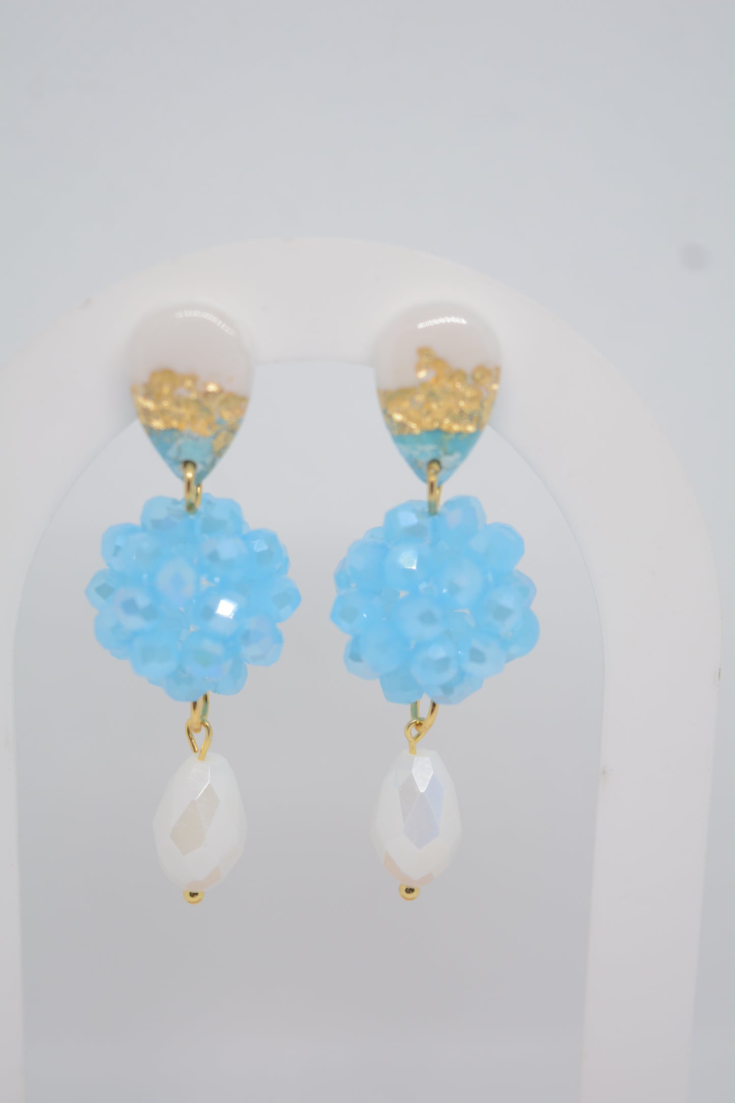 Odette oorbellen blauw met wit en een parel