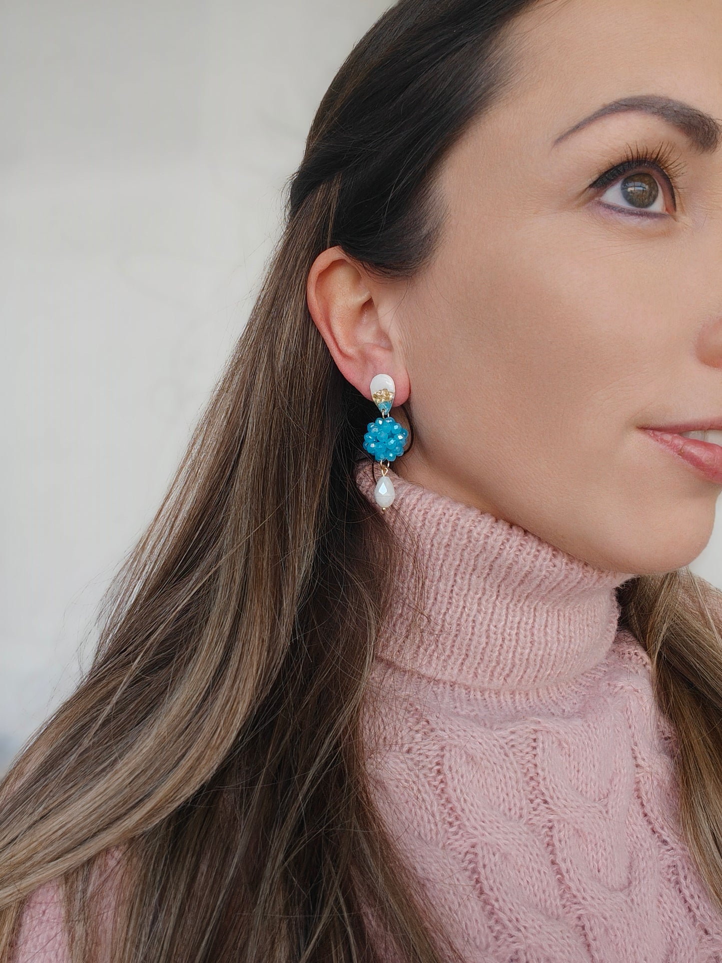 Odette oorbellen blauw met wit en een parel