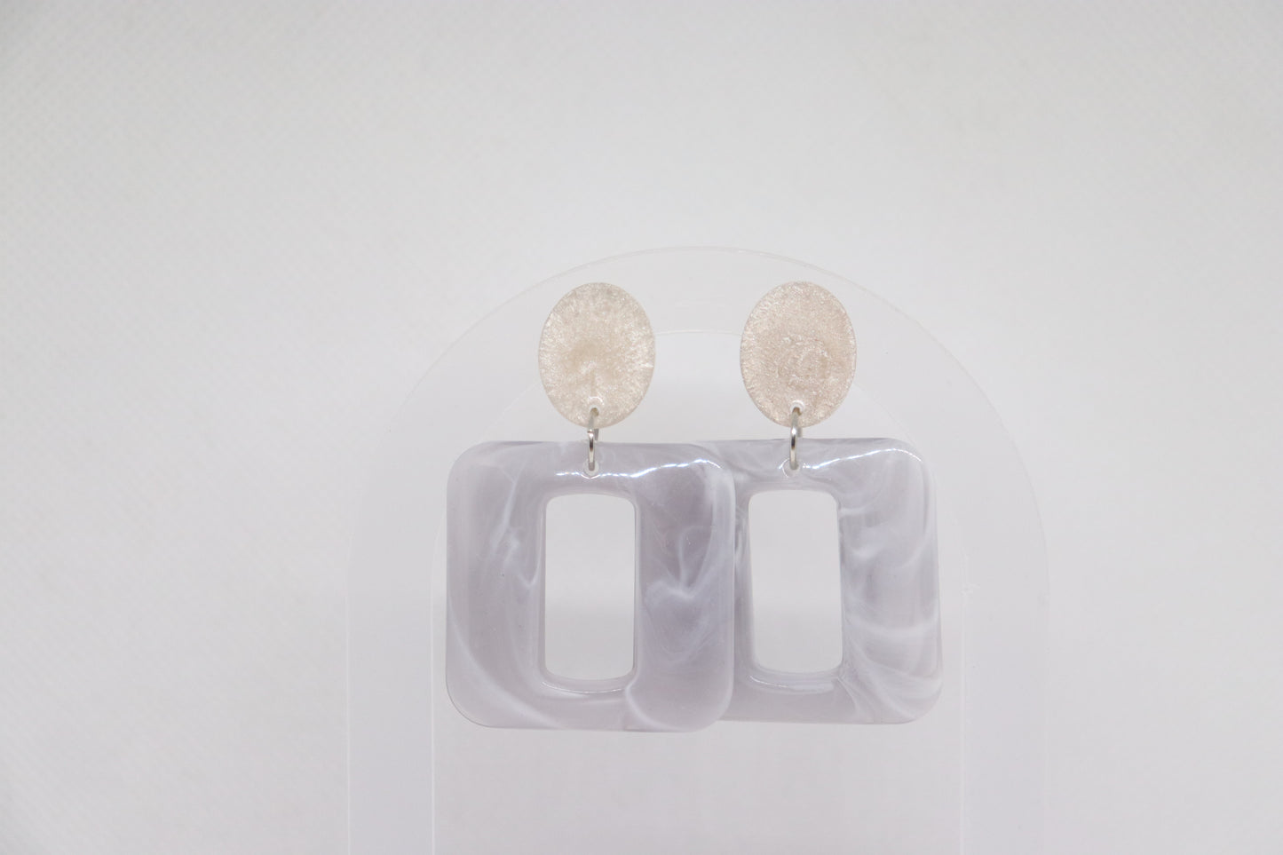 'Lola' vierkante oorbellen white gris