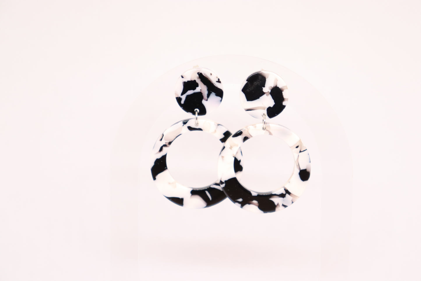 Zwart grijze oorbellen Mora