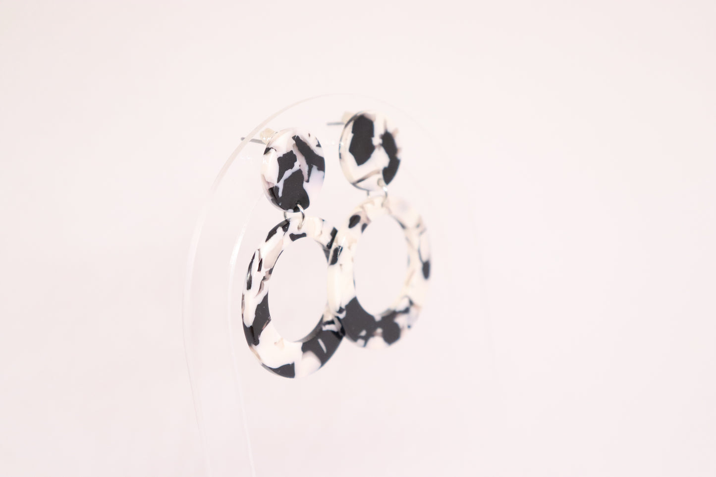 Zwart grijze oorbellen Mora