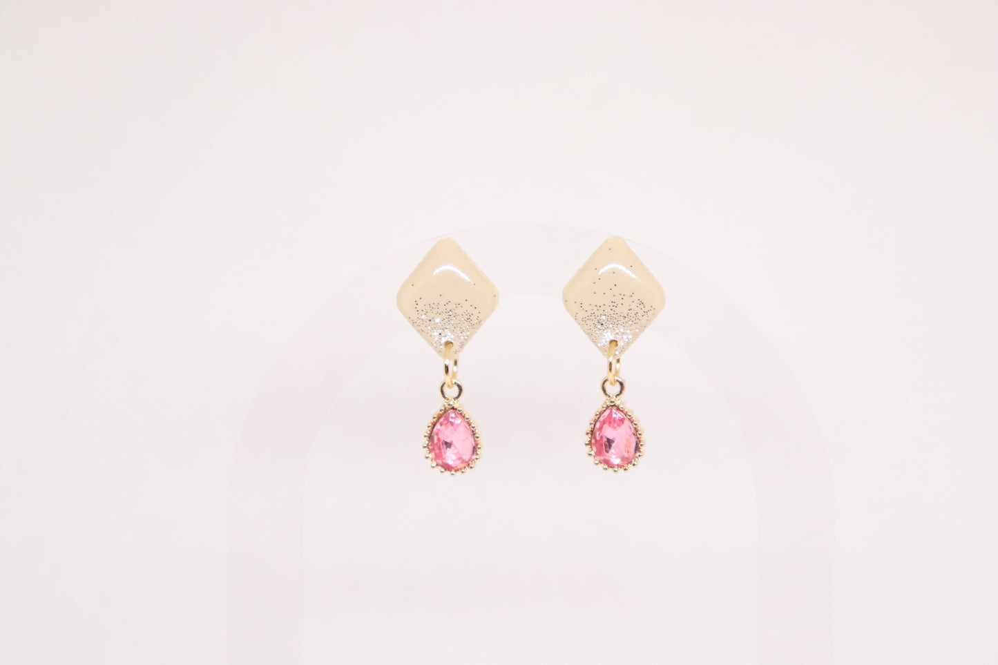 Beige roze oorbellen Ruby