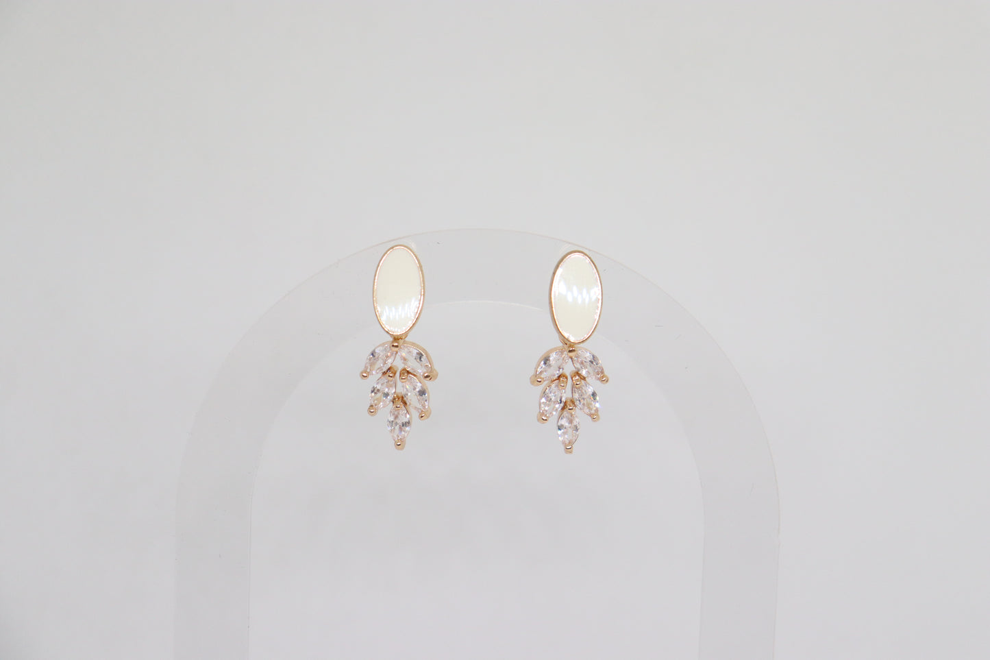 Witte oorbellen Adeline