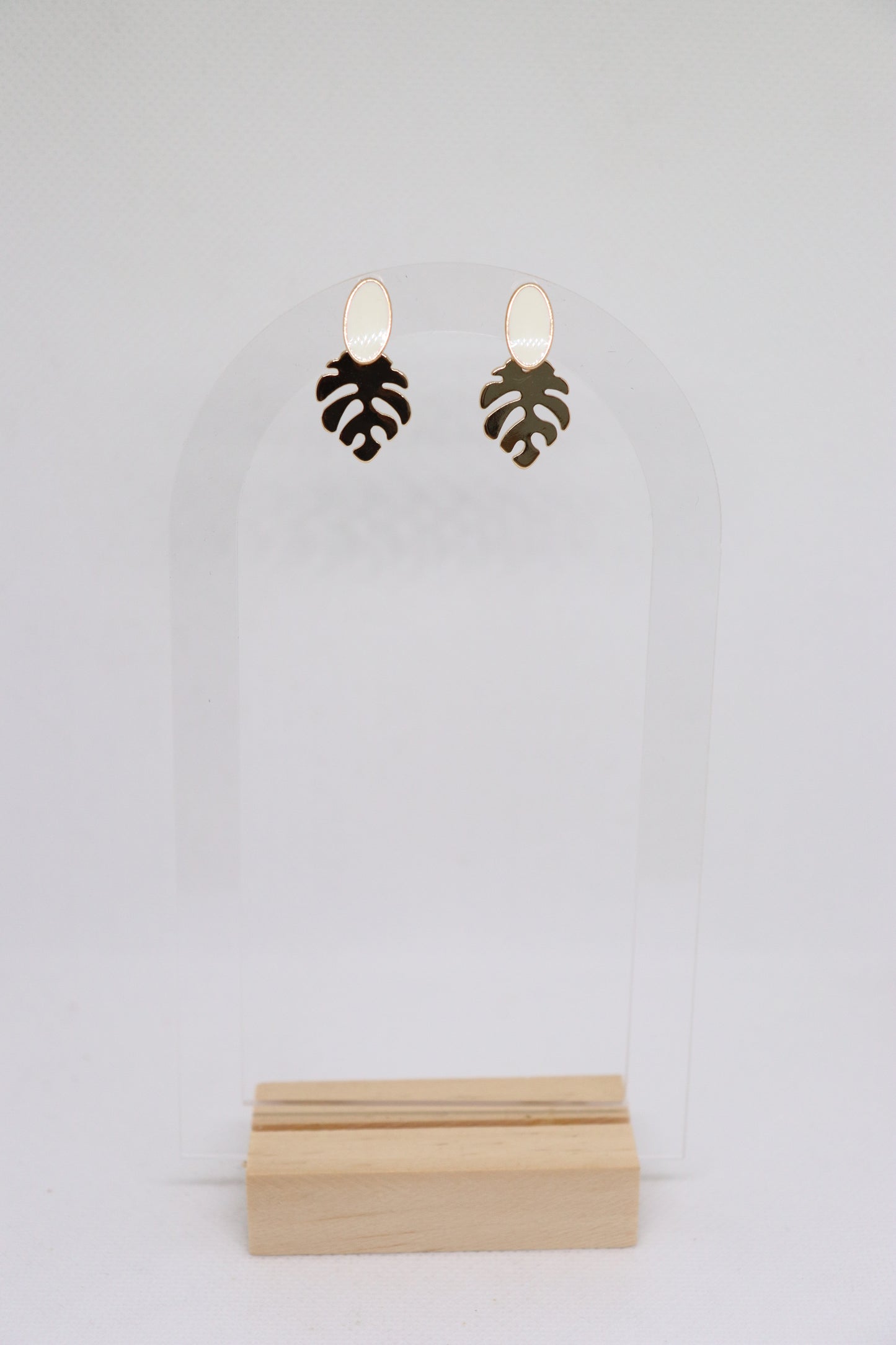 Witte blad oorbellen