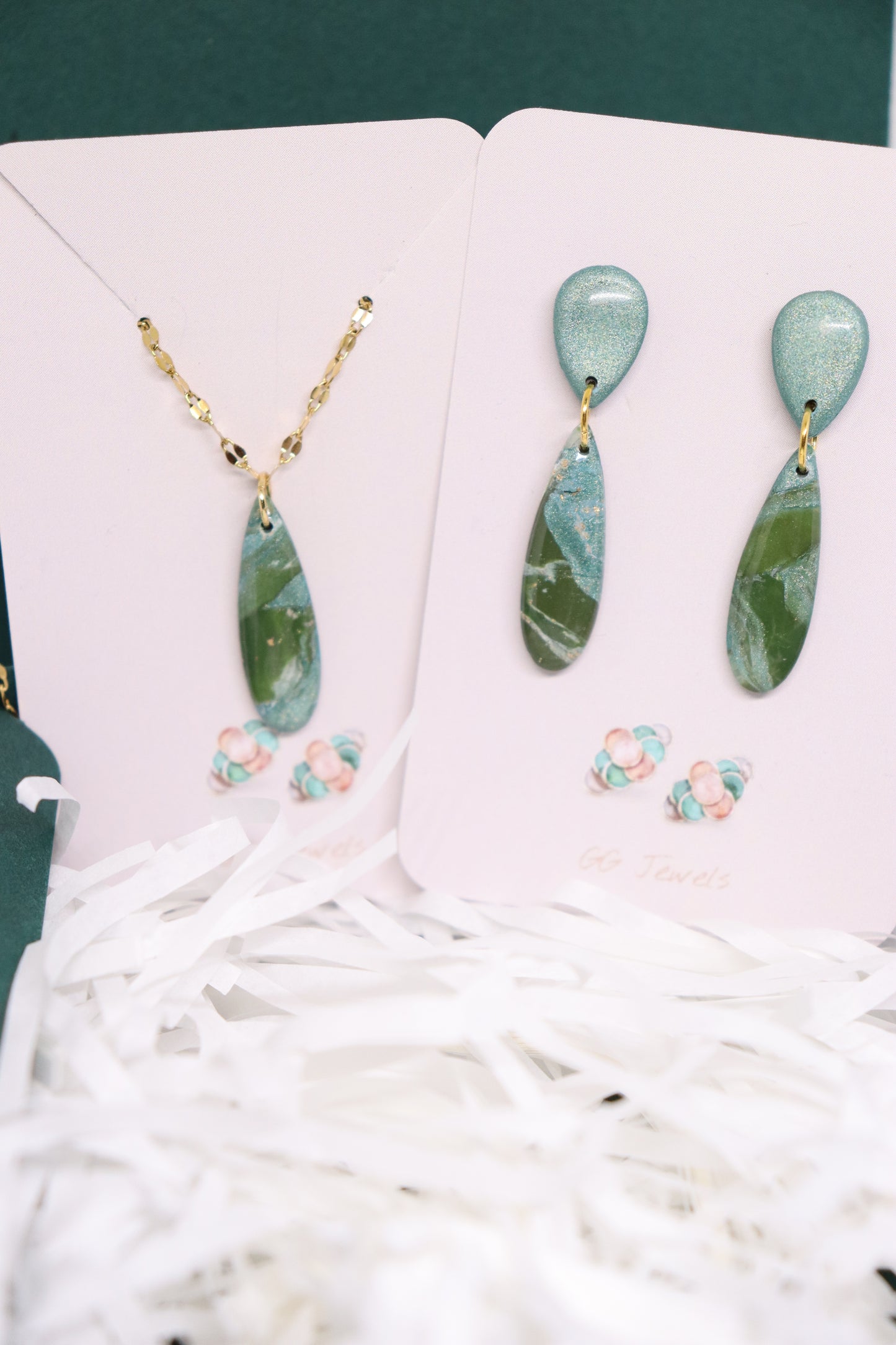 Set groene oorbellen en ketting Natasha