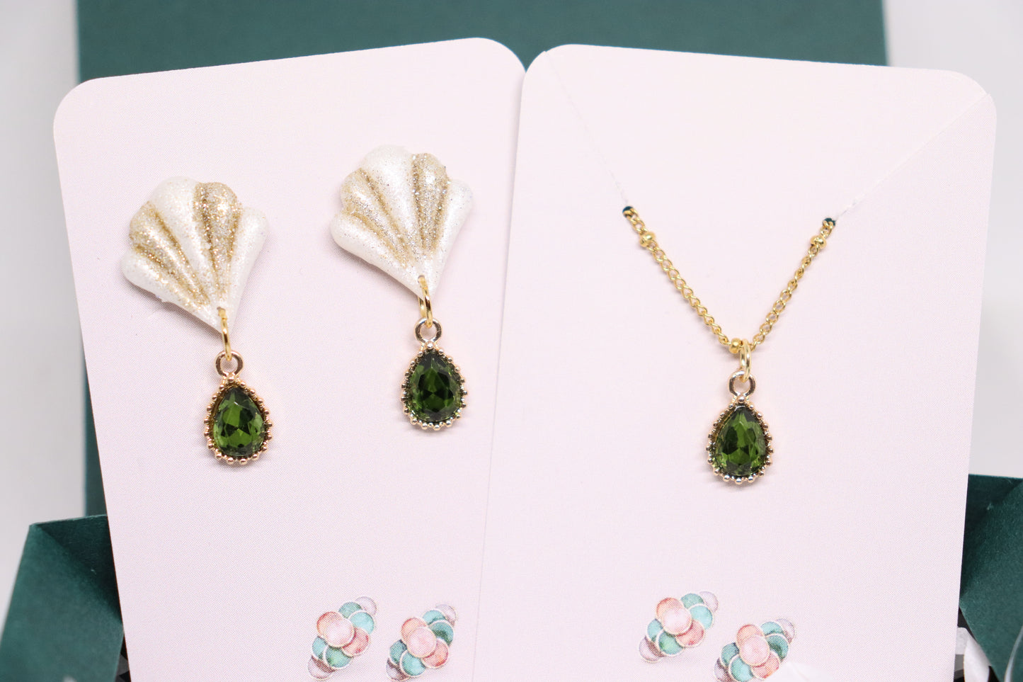 Set groene oorbellen Mona en ketting Mona