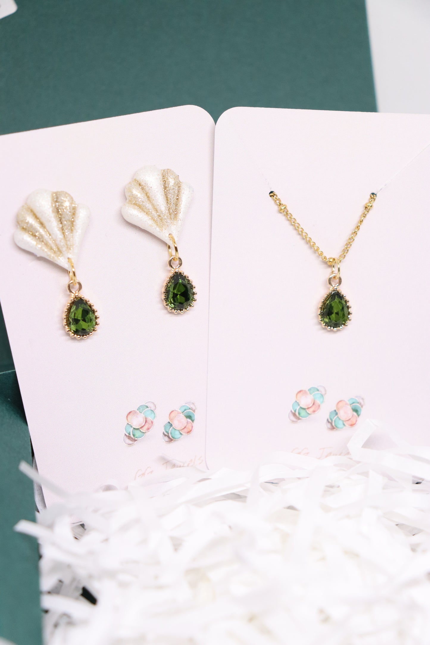 Set groene oorbellen Mona en ketting Mona