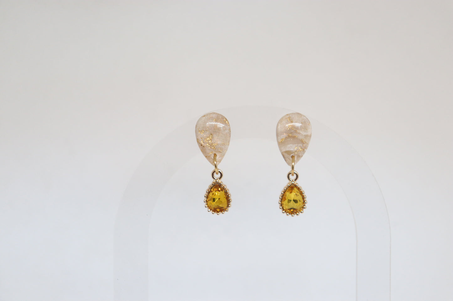 Ruby oorbellen beige