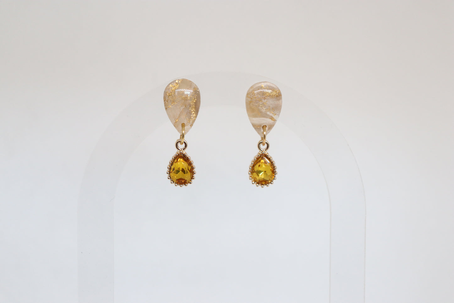 Ruby oorbellen beige