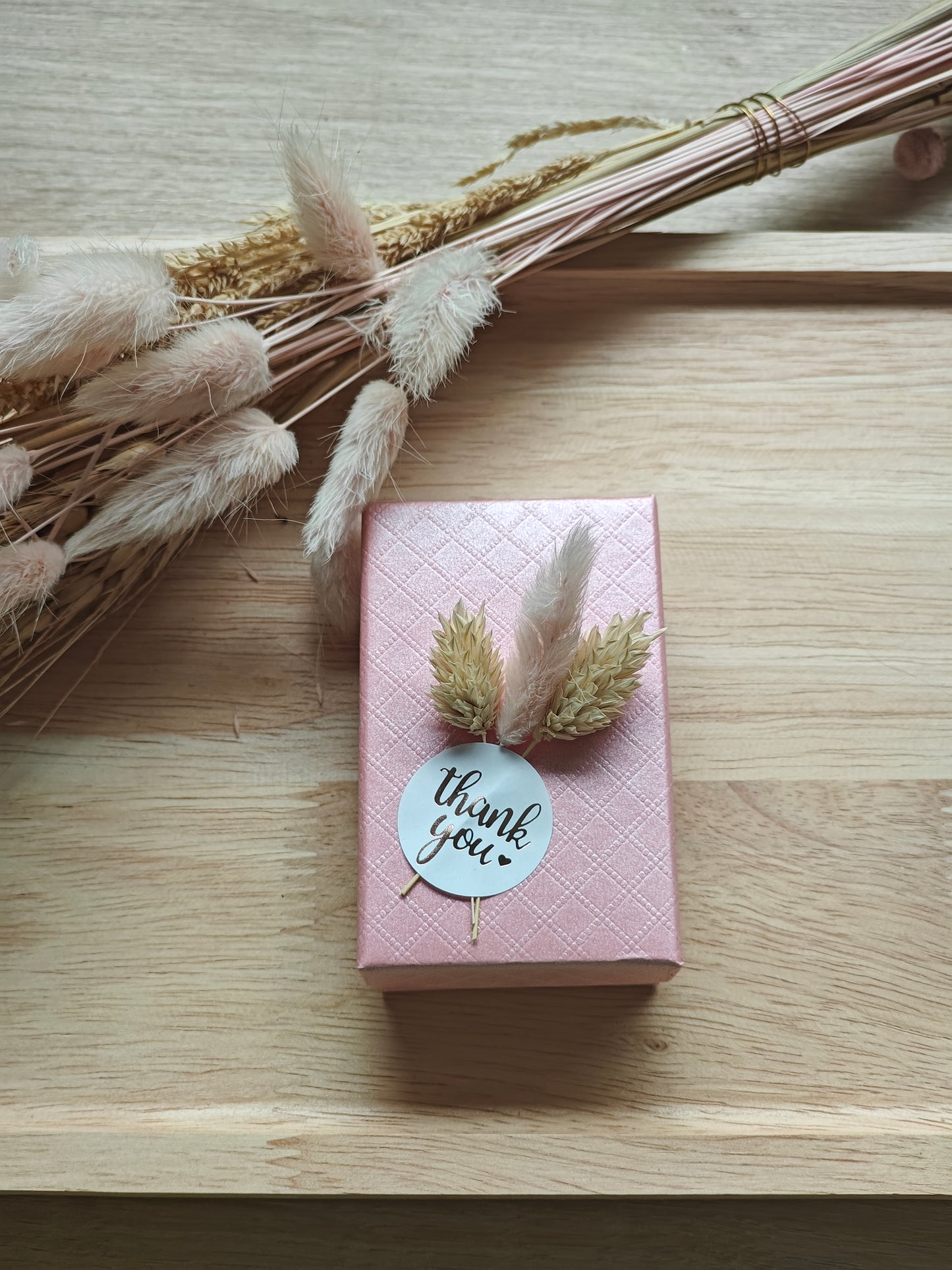 Cadeauverpakking roze met droogbloemen
